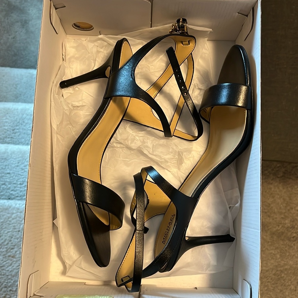 Michael Kors Kaylee mid heel. Black leather. Never worn!